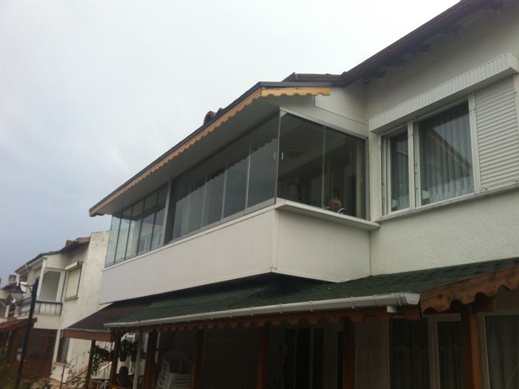 Balkonlarınızı daha işlevsel hale getirmek ve daha hoş yaşam alanları oluşturmak için size balkonlarınızı Alkan cam balkon sistemi ile kapatmanızı öneriyoruz.
